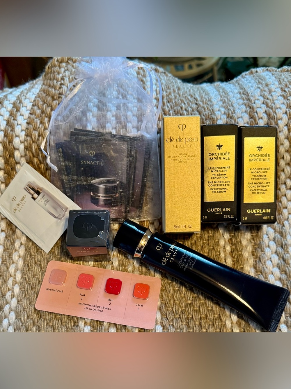 Black Correcting Serum with Lip Color Samples